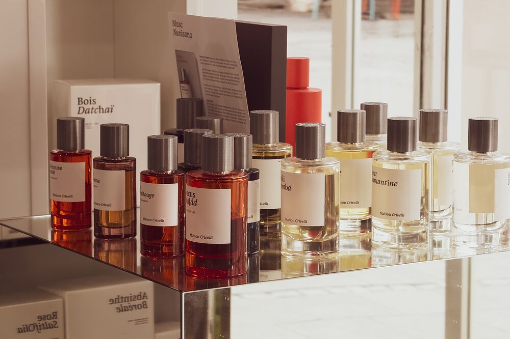 Flakons von Maison Crivelli auf einer verspiegelten Ablage am Schaufenster